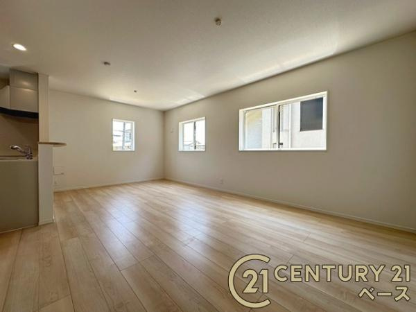 クレイドルガーデン関屋北 ／新築一戸建の居間・リビング|■現地撮影写真■窓ガラスは気密性を高めるペアガラスを採用！結露防止にも効果的です！