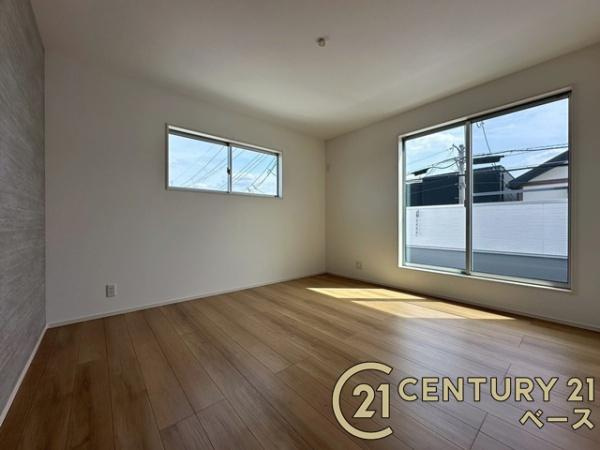 香芝市良福寺 ／一戸建の寝室|■現地撮影写真■開放感のある広々した主寝室！他に洋室が２部屋ございます！