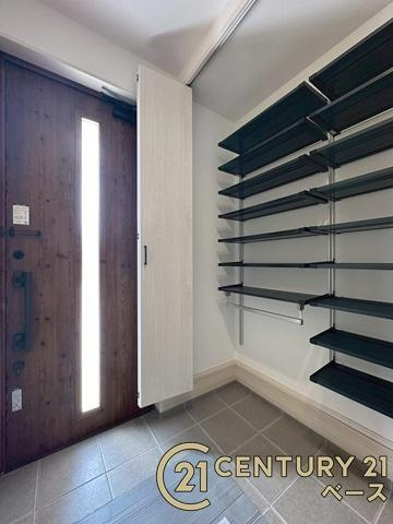 香芝市良福寺 ／新築一戸建の玄関|■現地撮影写真■すっきりとした明るい玄関が家族やお客様を迎えてくれます！