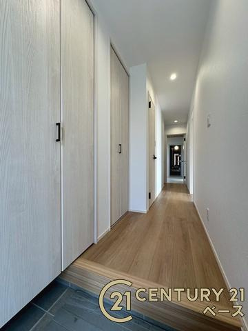 香芝市良福寺 ／新築一戸建の内装|■現地撮影写真■こちらは玄関から見た廊下部分です！