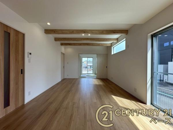 香芝市良福寺 ／一戸建の居間・リビング|■現地撮影写真■ご家族でくつろいでいただける広々したリビングです！全窓ペアガラス標準装備！■