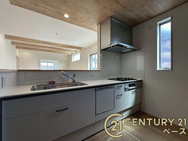 香芝市良福寺 ／一戸建のキッチン|■現地撮影写真■収納力と使いやすさを追求したシステムキッチンです！食洗機付きで毎日の洗い物も楽々！