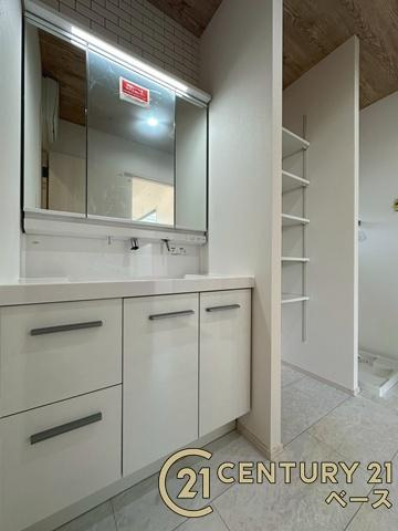 香芝市良福寺 ／一戸建の独立洗面台|■現地撮影写真■三面鏡タイプのミラーキャビネット！収納スペースも豊富です！