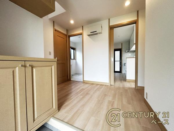 大和郡山市小南町　一戸建の玄関|■現地撮影写真■明るく開放的な玄関が家族やお客様を迎えてくれます！