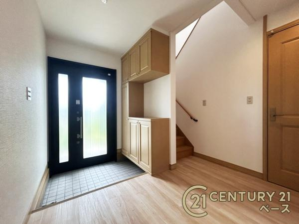 大和郡山市小南町　一戸建の玄関|■現地撮影写真■広くて明るい玄関！大容量シューズボックス完備！