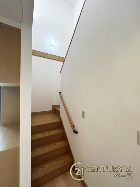 大和郡山市小南町　一戸建の内装|■現地撮影写真■こちらは階段スペースとなっております！ゆったりとした高さの段差です！