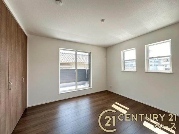 ファーストタウン今国府町 ３号棟 ／新築一戸建の寝室|■現地撮影写真■開放感のある広々した主寝室！他に洋室が２部屋ございます！