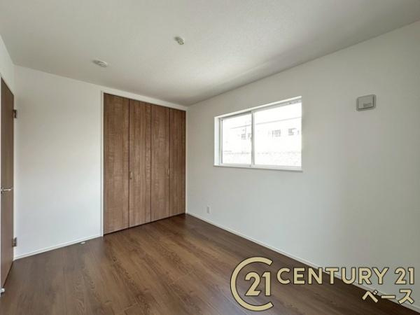 ファーストタウン今国府町 ３号棟 ／新築一戸建の洋室|■現地撮影写真■通風良好な２面採光のお部屋！