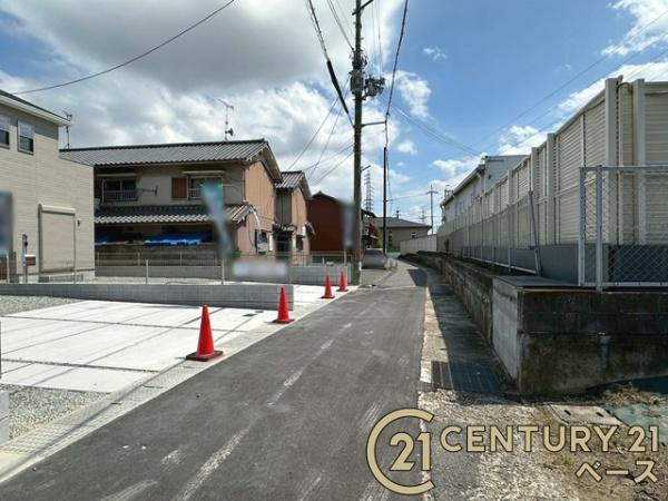 ファーストタウン今国府町 ３号棟 ／新築一戸建の前面道路含む現地写真