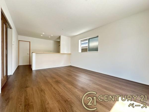 ファーストタウン今国府町 ３号棟 ／新築一戸建の居間・リビング|■現地撮影写真■暖かみある居心地の良い空間が広がります！