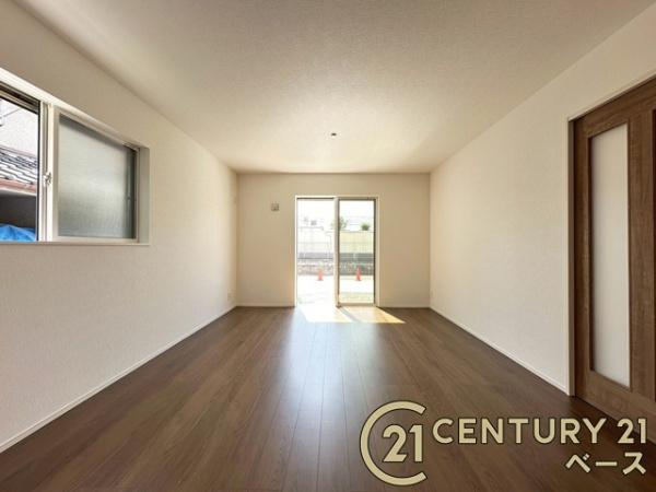 ファーストタウン今国府町 ３号棟 ／新築一戸建の居間・リビング|■現地撮影写真■窓ガラスは気密性を高めるペアガラスを採用！結露防止にも効果的です！