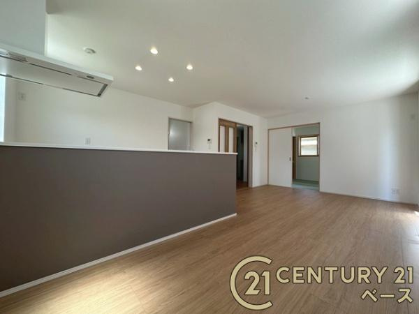 ファーストタウン今国府町 １号棟 ／新築一戸建の居間・リビング|■現地撮影写真■暖かみある居心地の良い空間が広がります！