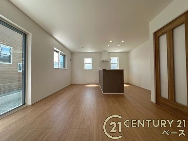 ファーストタウン今国府町 １号棟 ／新築一戸建の居間・リビング|■現地撮影写真■窓ガラスは気密性を高めるペアガラスを採用！結露防止にも効果的です！