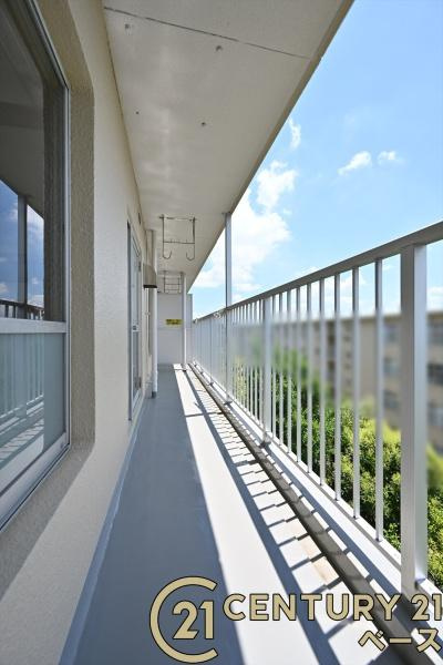 関屋あしびハイツ４棟のバルコニー|■現地撮影写真■日当たりのよいバルコニー！洗濯物もよく乾きます！