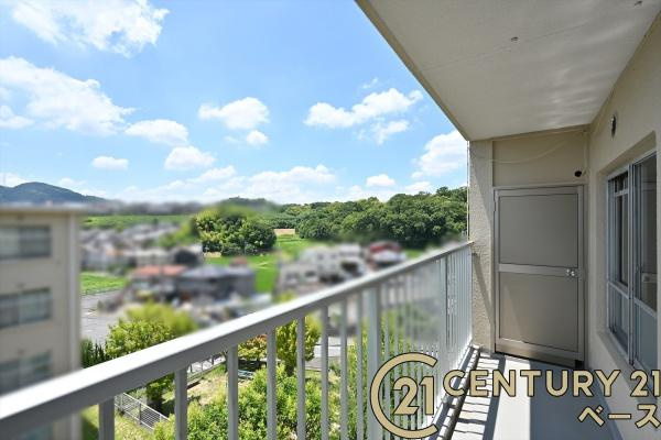 関屋あしびハイツ４棟のバルコニー|■現地撮影写真■日当たりのよい南向きバルコニー！洗濯物もよく乾きます！