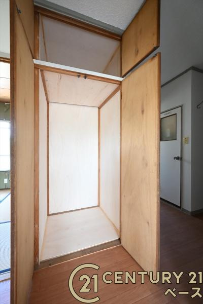 関屋あしびハイツ４棟の収納|■現地撮影写真■廊下にも広々収納スペース完備！