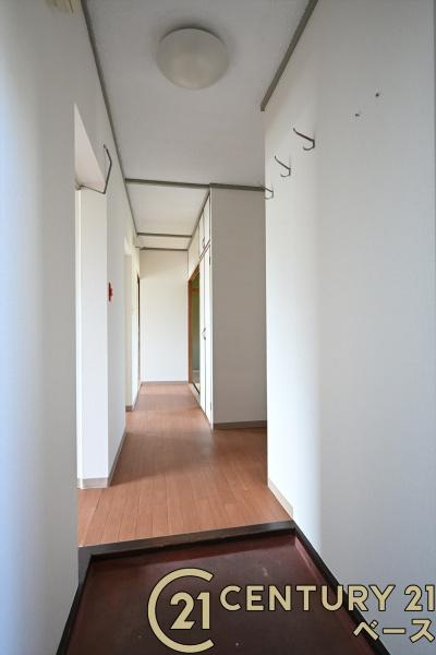 関屋あしびハイツ４棟の玄関|■現地撮影写真■こちらは玄関から見た内装写真です
