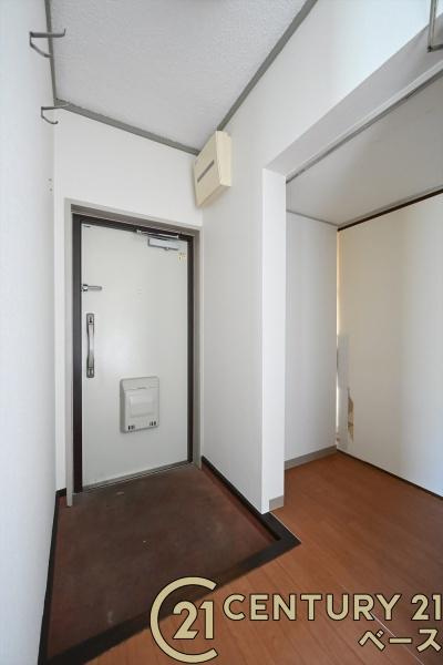 関屋あしびハイツ４棟の玄関|■現地撮影写真■玄関には大容量シューズボックススペース完備！