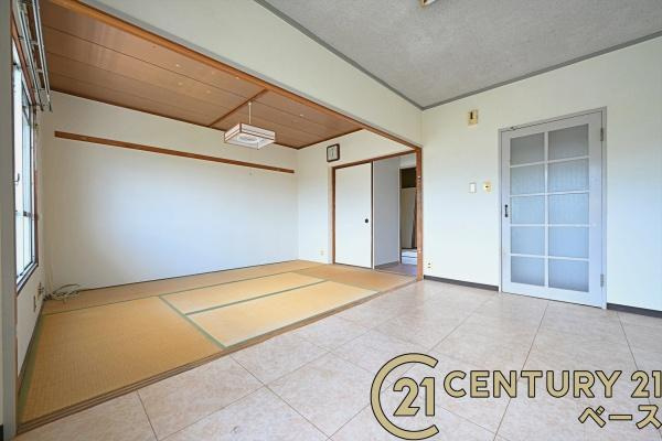 関屋あしびハイツ４棟の居間・リビング|■現地撮影写真■ご家族でくつろいでいただける広々したリビングです！