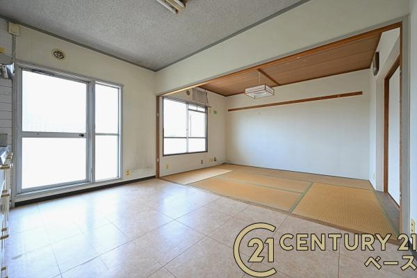 関屋あしびハイツ４棟の居間・リビング|■現地撮影写真■大きな窓から柔らかい光が射し込みます！