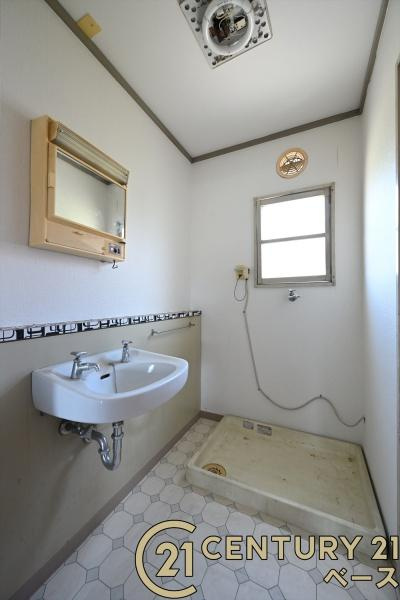 関屋あしびハイツ４棟の独立洗面台|■現地撮影写真■ ゆったりとした広さの快適な洗面スペースです！