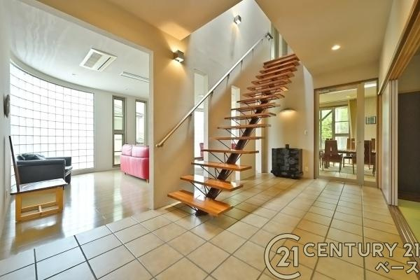 香芝市旭ケ丘３丁目　一戸建の内装|■現地撮影写真■玄関から見たホール部分！タイルフロアです！