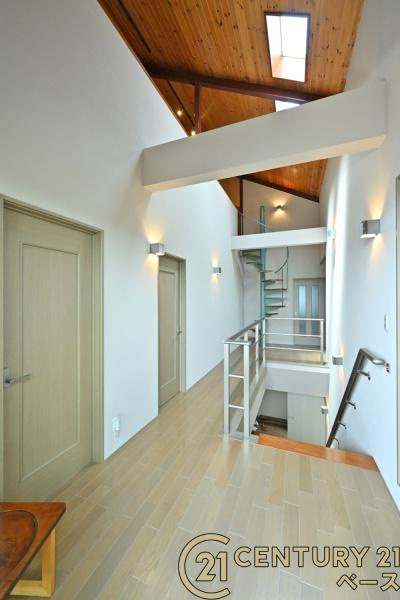 香芝市旭ケ丘３丁目　一戸建の内装|■現地撮影写真■広々2階ホール、らせん階段は屋根裏へ通じます！