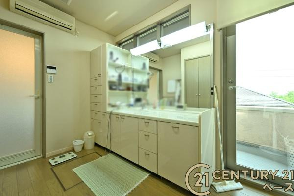 香芝市旭ケ丘３丁目　一戸建の独立洗面台|■現地撮影写真■収納スペースも完備した洗面化粧台！バルコニーに隣接した洗面所です！