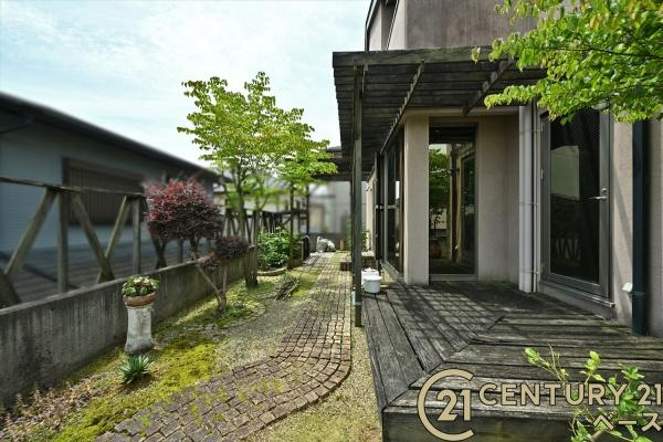 香芝市旭ケ丘３丁目　一戸建の庭|■現地撮影写真■緑とウッドデッキの調和がとれたお庭！