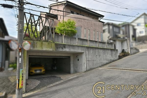 香芝市旭ケ丘３丁目　一戸建の駐車場|■現地撮影写真■駐車スペース広々4台分！