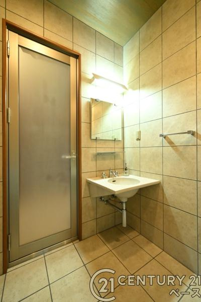 香芝市旭ケ丘３丁目　一戸建のトイレ|■現地撮影写真■１階トイレには手洗い完備！