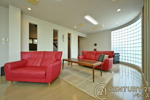 香芝市旭ケ丘３丁目　一戸建の居間・リビング|■現地撮影写真■ご家族でくつろいでいただける広々した約１７.８帖のリビングです！