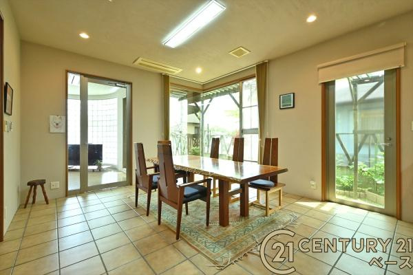 香芝市旭ケ丘３丁目　一戸建の居間・リビング|■現地撮影写真■大きな窓から緑と透き通る青空が感じられる解放的なダイニングです！