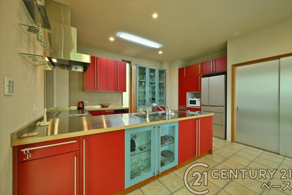 香芝市旭ケ丘３丁目　一戸建のキッチン|■現地撮影写真■カップボードやキッチン背面にも収納があります！