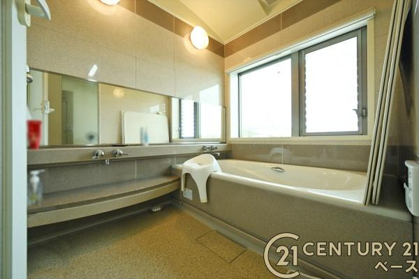 香芝市旭ケ丘３丁目　一戸建の浴室|■現地撮影写真■ゆったりしたサイズの浴室！足を伸ばしての入浴は疲れも癒してくれます！