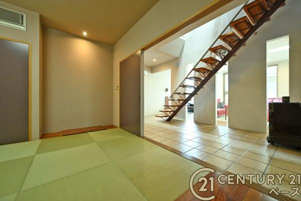 香芝市旭ケ丘３丁目　一戸建の和室|■現地撮影写真■三枚戸で間仕切りも可能です！