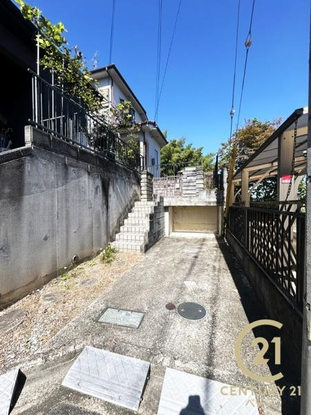 生駒市有里町　一戸建のその他|駐車スペース完備！