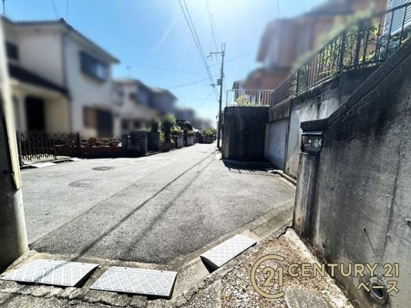 生駒市有里町　一戸建の前面道路含む現地写真|小学校・中学校まで徒歩圏内とお子様の通学も安心！