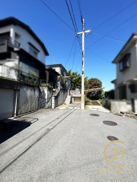 生駒市有里町　一戸建の前面道路含む現地写真|前面道路約４ｍ以上で車の出し入れも楽々！