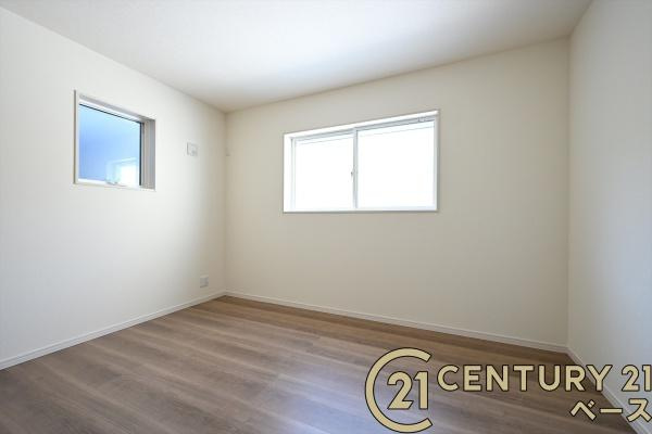リーブルガーデン東岡町 ／新築一戸建の洋室|■現地撮影写真■陽当たり・通風良好な２面採光のお部屋です！