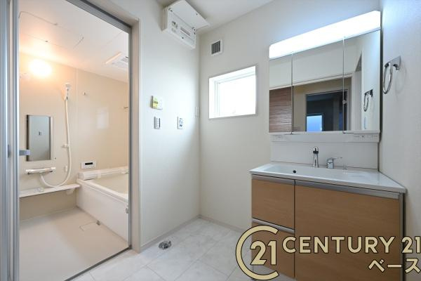 リーブルガーデン東岡町 ／新築一戸建の独立洗面台|■現地撮影写真■三面鏡タイプのミラーキャビネット！収納スペースも豊富です！