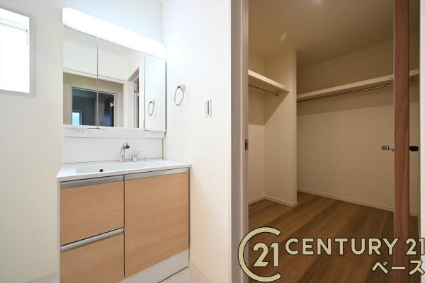 リーブルガーデン東岡町 ／新築一戸建の収納|■現地撮影写真■洗面台の横にはファミリークローゼットを完備！