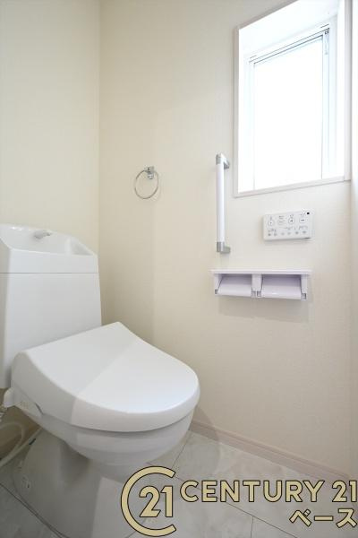 リーブルガーデン東岡町 ／新築一戸建のトイレ|■現地撮影写真■フチなし＆トルネード洗浄でお掃除も楽らく！ウォシュレット付きです！