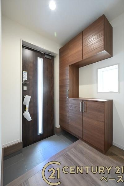 リーブルガーデン東岡町 ／新築一戸建の玄関|■現地撮影写真■玄関には大容量シューズボックス完備！