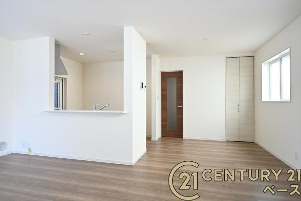 リーブルガーデン東岡町 ／新築一戸建の居間・リビング|■現地撮影写真■窓ガラスは紫外線７６％カットで安心のLOW-Eペアガラスを採用！結露防止にも効果的です！