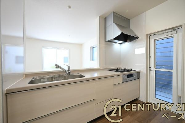 リーブルガーデン東岡町 ／新築一戸建のキッチン|■現地撮影写真■広々キッチンで快適にお料理！便利な収納スペースも完備！