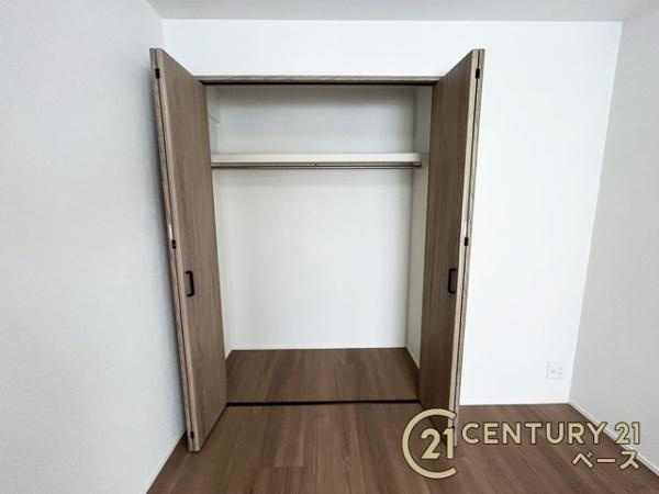 ラウンドヒルズ生駒Ｂ棟の収納|■現地撮影写真■冬物のコートや季節のものなどたくさんしまえる広さ！
