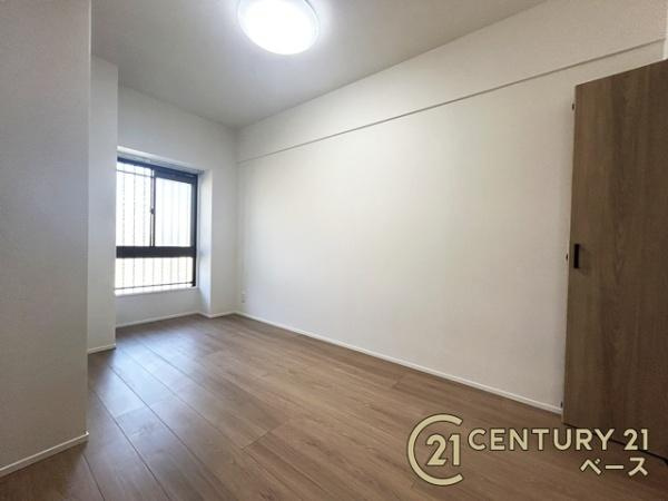 ラウンドヒルズ生駒Ｂ棟の洋室|明るい雰囲気の洋室です！