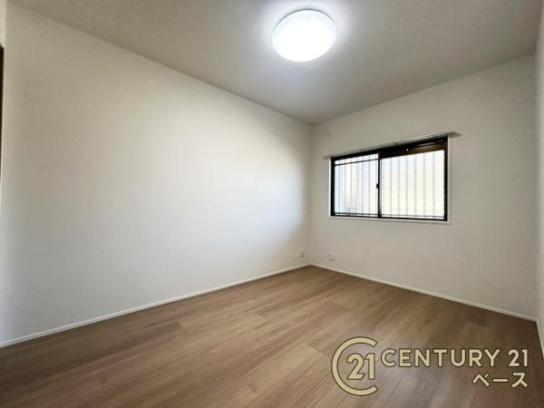 ラウンドヒルズ生駒Ｂ棟の洋室|明るい雰囲気の洋室です！