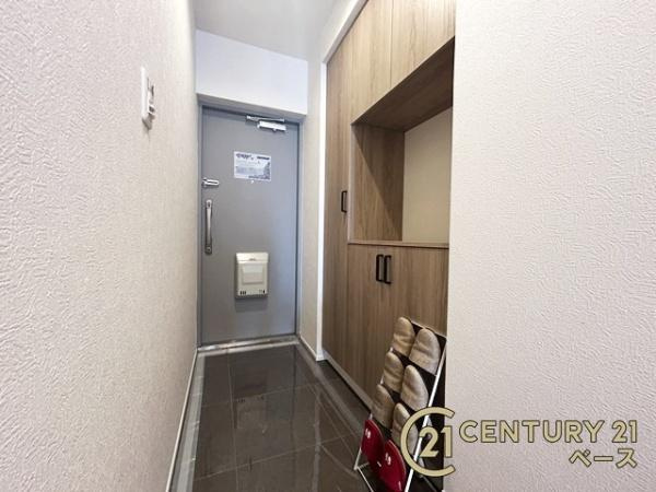 ラウンドヒルズ生駒Ｂ棟の玄関|玄関には大容量シューズボックス完備！